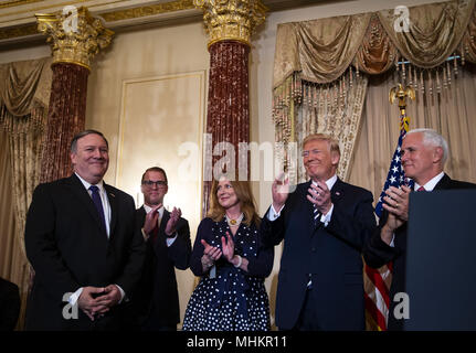 Washington, District of Columbia, USA. Zum 2. Mai, 2018. MIKE POMPEO, US-Außenminister, ist viel Lob für nach in von Vice President MIKE PENCE geschworen, als US-J. DONALD TRUMP, SUSAN POMPEO, und NICK POMPEO Blick auf, an das State Department. Credit: Al Drago/CNP/ZUMA Draht/Alamy leben Nachrichten Stockfoto