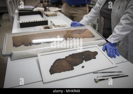 Jerusalem. Zum 2. Mai, 2018. Israel Antiquities Authority" (IAA) Mitarbeiter zeigen Fragmente eines Skripts auf der IAA Abteilung im Israel Museum in Jerusalem, am 2. Mai 2018. Advanced Imaging Technologie, die ursprünglich für die NASA entwickelt hat aufgedeckt, die zuvor unbemerkt Schreiben auf Fragmente der Schriftrollen vom Toten Meer, die Iaa am Dienstag aufgedeckt wird. Darüber hinaus eines der neu erkannt und entschlüsselt Passagen, in Hebräisch geschrieben, Hinweise auf die Existenz einer blättern Sie nie gefunden und noch unbekannte für Forscher. Credit: Jini/Xinhua/Alamy leben Nachrichten Stockfoto