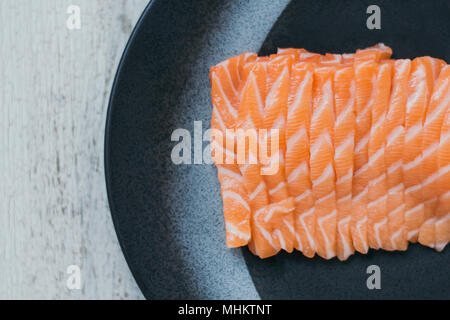 Lachs sashimi auf schwarze Keramikplatte Stockfoto