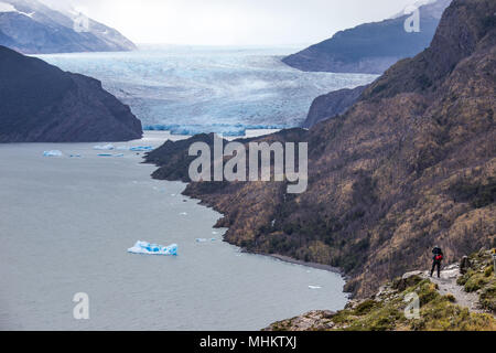 Wanderer Pausen für die Ansicht der Glaciar Grey, Torres del Paine Nationalpark, Patagonien, Chile Stockfoto