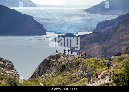 Wanderer am Mirador Glaciar Grey, Torres del Paine Nationalpark, Patagonien, Chile Stockfoto
