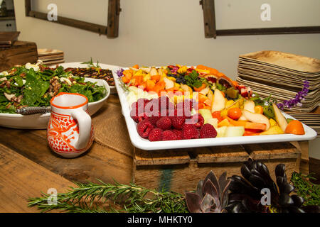 Eine schöne Platte mit frischen bunten nahrhaftes Obst wie Beeren, Melone, Kiwi, Birne, und mehr Stockfoto