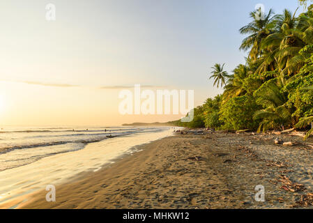 Sonnenuntergang am Paradise Beach in Bogota, Costa Rica - schöne Strände und tropische Wälder an der Pazifikküste von Costa Rica - Reiseziel in zentralen a Stockfoto