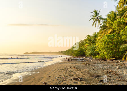 Sonnenuntergang am Paradise Beach in Bogota, Costa Rica - schöne Strände und tropische Wälder an der Pazifikküste von Costa Rica - Reiseziel in zentralen a Stockfoto