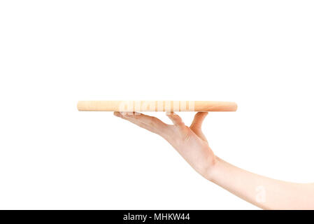 Konzept der Speisenausgabe Service - weibliche Hand mit einem Holzbrett auf weißem Hintergrund in Nahaufnahme Stockfoto