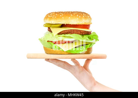 Konzept der Speisenausgabe Service - weibliche Hand mit einem Holzbrett mit einem großen Hamburger auf einem weißen Hintergrund (gemischt) Stockfoto