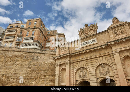 VALLETTA, MALTA - 30. Oktober 2017: Die Victoria Gate und Grand Harbour Hotel in La Valletta, die Hauptstadt von Malta. Stockfoto