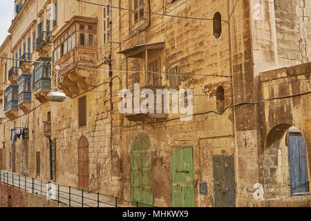 Typische und traditionelle Architektur und Häuser in Valletta in Malta. Stockfoto