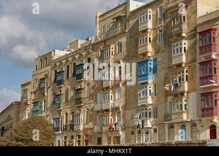 Typische und traditionelle bunte Architektur und Häuser in Valletta in Malta. Stockfoto