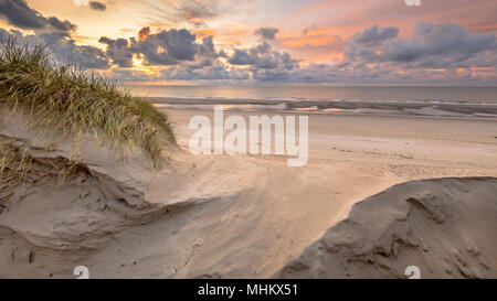 Sonnenuntergang Blick auf Nordsee und Kanal fom Dünen in Zeeland, Niederlande Stockfoto