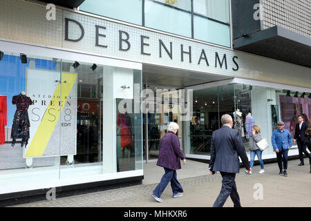 Menschen gehen vorbei Debenhams Store auf der Oxford Street, London Stockfoto