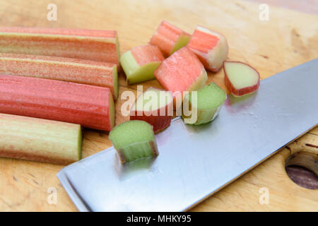 Frische rohe Rhabarber Früchte mit braunen Hintergrund Stockfoto