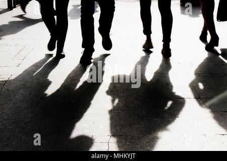 Verschwommene Schatten und Silhouette von Menschen zu Fuß auf der Straße Bürgersteig, in Schwarz und Weiß Stockfoto