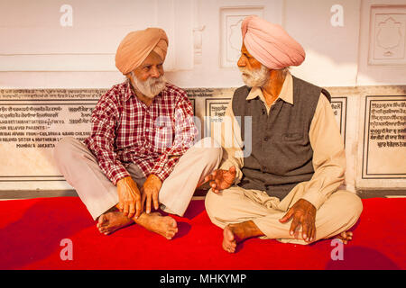 Pilger chatten, Golden Temple, Amritsar, Punjab, Indien Stockfoto