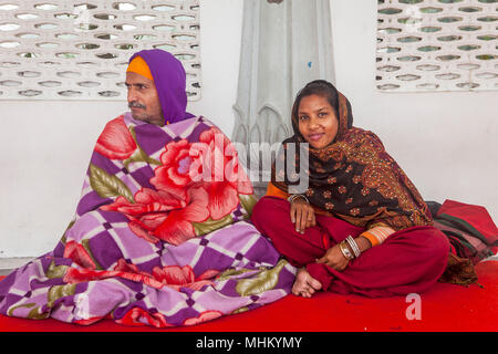 Frau und Mann, Pilger (Paar), Golden Temple, Amritsar, Punjab, Indien Stockfoto