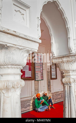 Pilger beten, Goldener Tempel, Amritsar, Punjab, Indien Stockfoto