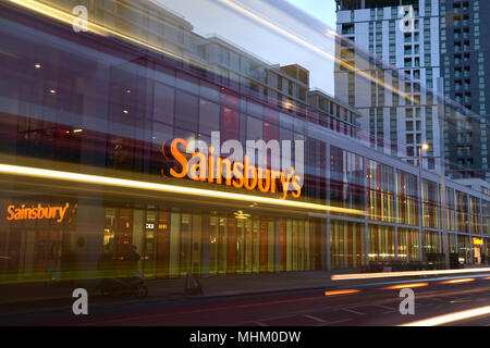 Sainsbury's Supermarkt bei Nine Elms, Vauxhall, Lambeth, London. Der Store ist ein superstore und fungiert als Distributionszentrum und Erfüllung für online Stockfoto