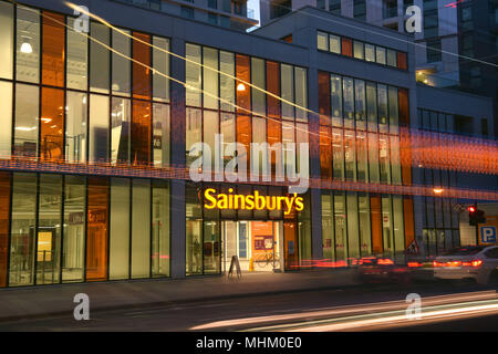 Sainsbury's Supermarkt bei Nine Elms, Vauxhall, Lambeth, London. Der Store ist ein superstore und fungiert als Distributionszentrum und Erfüllung für online Stockfoto