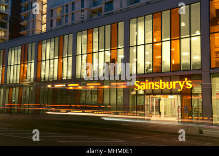 Sainsbury's Supermarkt bei Nine Elms, Vauxhall, Lambeth, London. Der Store ist ein superstore und fungiert als Distributionszentrum und Erfüllung für online Stockfoto