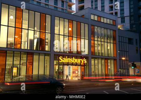 Sainsbury's Supermarkt bei Nine Elms, Vauxhall, Lambeth, London. Der Store ist ein superstore und fungiert als Distributionszentrum und Erfüllung für online Stockfoto