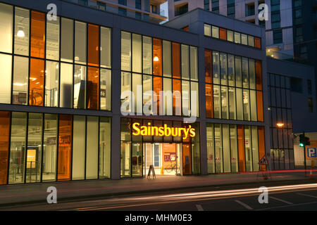Sainsbury's Supermarkt bei Nine Elms, Vauxhall, Lambeth, London. Der Store ist ein superstore und fungiert als Distributionszentrum und Erfüllung für online Stockfoto