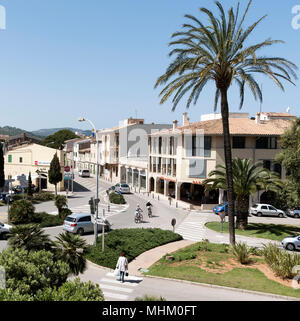 Alcudia, Mallorca, Spanien. 2018. Ein Blick in Richtung Inca und Palma vom Sant Sebastia Tor im alten Viertel der Altstadt von Alcudia Stockfoto