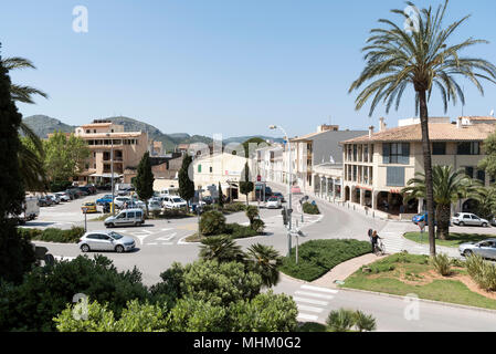 Alcudia, Mallorca, Spanien. 2018. Ein Blick in Richtung Inca und Palma vom Sant Sebastia Tor im alten Viertel der Altstadt von Alcudia Stockfoto