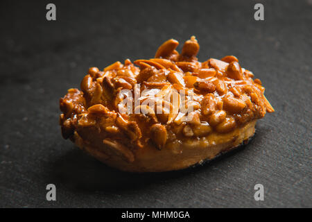 Typische spanische Gebäck "panellets oder empinonadas" in Extremadura, Spanien Stockfoto