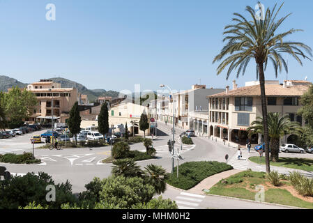 Alcudia, Mallorca, Spanien. 2018. Ein Blick in Richtung Inca und Palma vom Sant Sebastia Tor im alten Viertel der Altstadt von Alcudia Stockfoto