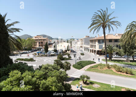 Alcudia, Mallorca, Spanien. 2018. Ein Blick in Richtung Inca und Palma vom Sant Sebastia Tor im alten Viertel der Altstadt von Alcudia Stockfoto