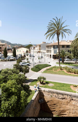 Alcudia, Mallorca, Spanien. 2018. Ein Blick in Richtung Inca und Palma vom Sant Sebastia Tor im alten Viertel der Altstadt von Alcudia Stockfoto