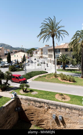 Alcudia, Mallorca, Spanien. 2018. Ein Blick in Richtung Inca und Palma vom Sant Sebastia Tor im alten Viertel der Altstadt von Alcudia Stockfoto