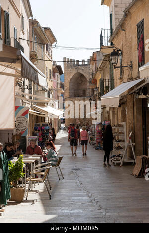 Alcudia, Mallorca, Spanien, 2018. Die Cami de Ronda Gehweg um das Alte Viertel in Alcudia, Mallorca Stockfoto