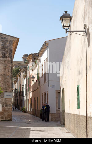 Alcudia, Mallorca, Spanien, 2018. Die Cami de Ronda Gehweg um das Alte Viertel in Alcudia, Mallorca Stockfoto