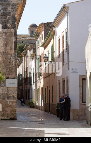 Alcudia, Mallorca, Spanien, 2018. Die Cami de Ronda Gehweg um das Alte Viertel in Alcudia, Mallorca Stockfoto