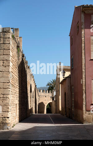 Alcudia, Mallorca, Spanien, 2018. Die Cami de Ronda Gehweg um das Alte Viertel in Alcudia, Mallorca entlang der mittelalterlichen Stadtmauer. Stockfoto