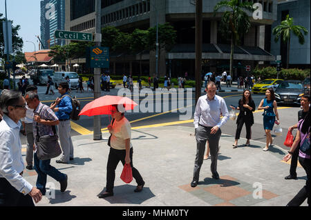 04.04.2018, Singapur, Republik Singapur, Asien - Fußgänger sind während der Mittagspause in Singapore's Central Business District. Stockfoto