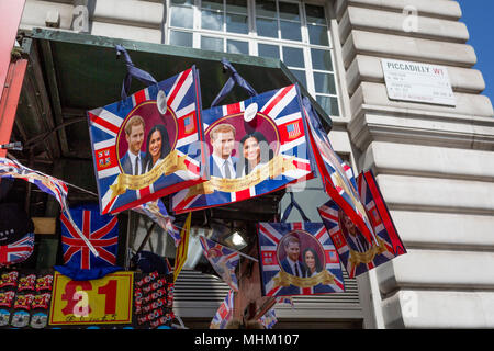 Mit Wochen vor der königlichen Hochzeit, die Gesichter von Prinz Harry und Meghan Markle schmücken waren, hängt von einem touristische Schmuckstück Kiosk auf Piccadilly, die am 1. Mai in London, England. Stockfoto