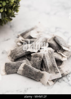 Stapel von Snus auf Marmor tisch Stockfoto