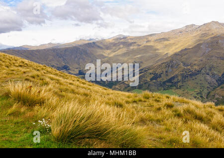 Die Krone zwischen Queenstown und Wanaka von der Straße, die über die gesamte Palette, wie die Crown Range Road, die den höchsten Hauptstraße bekannt fotografiert. Stockfoto