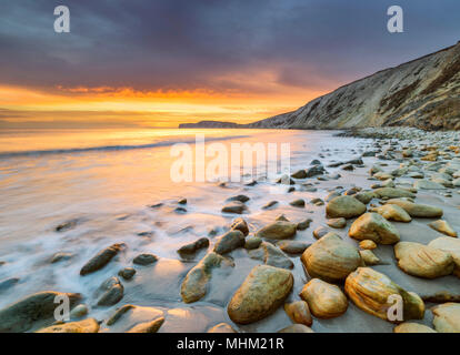 Sonnenuntergang über der Küste, Meer und Felsen in Compton Bay Stockfoto