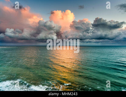 Herz geformte Wolke am Himmel über dem Meer Stockfoto