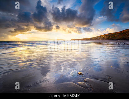 Cloud Reflexionen in den Sand am Strand von Bach Bay. Stockfoto