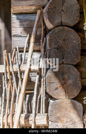 Alte natürliche Log Cabin oder Scheune Wand Textur. Rustikale Log von Estland Haus Stockfoto