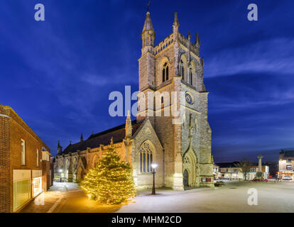 Kirche in der Dämmerung mit einem beleuchteten Weihnachtsbaum Stockfoto