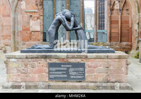 "Versöhnung" Skulptur von Josefina de Vasconcellos gespendet zu Coventry Cathedral 1995 von Richard Branson zu 50 Jahre nach dem Ende des Zweiten Weltkriegs 2 Mark Stockfoto