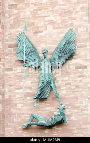 Skulptur von Jacob Epstein von St. Michael Sieg über den Teufel Stockfoto