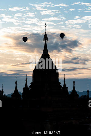 Heißluft-ballons und Tempel bei Sonnenaufgang, Bagan, Myanmar (Birma) Stockfoto