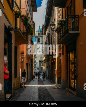 Kleine Gasse, die zu der Kirche San Giacomo in Bellagio, Comer See, Italien Stockfoto