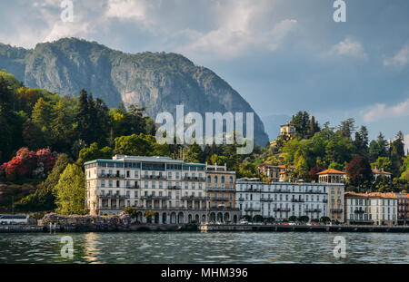 Blick auf Hotels und Villen am Comer See, Cadenabbia, Italien Stockfoto